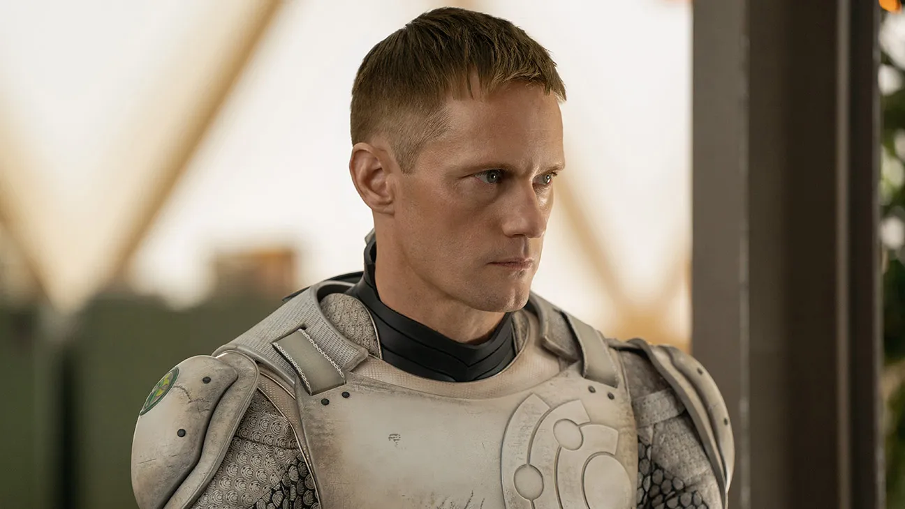 Alexander Skarsgård estrena 'Matabot', la nueva serie de ciencia ficción de Apple TV+ que han dirigido los hermanos Weitz.